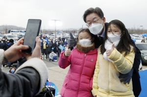 이재명, 파주 유세 '드라이브인 유세'