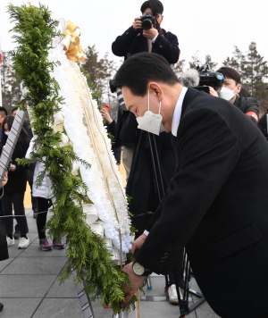 윤석열, 부산 유엔기념공원 방문