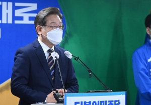 붕대감고 기자회견 참석한 송영길