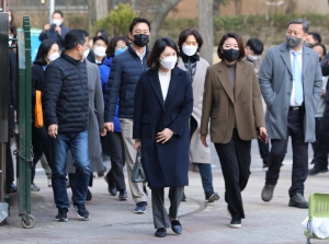 한 달 만에 모습 드러낸 김혜경, 남색 코트 입고 투표