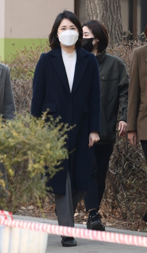 한 달 만에 모습 드러낸 김혜경, 남색 코트 입고 투표