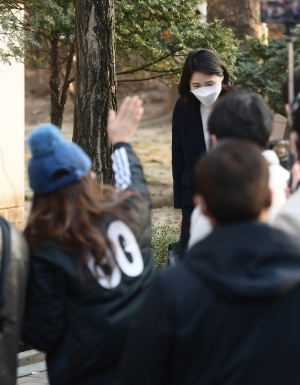 한 달 만에 모습 드러낸 김혜경, 남색 코트 입고 투표