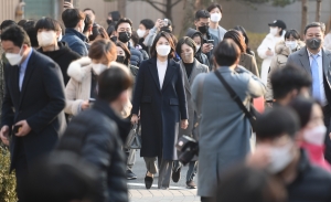 한 달 만에 모습 드러낸 김혜경, 남색 코트 입고 투표