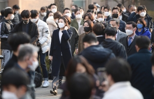 한 달 만에 모습 드러낸 김혜경, 남색 코트 입고 투표