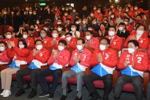 국민의힘 개표상황실, 출구조사 발표에 박수