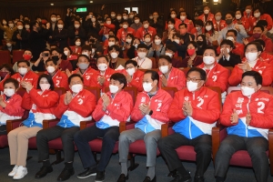 국민의힘 개표상황실, 출구조사 발표에 박수