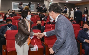 토론회 참석한 김기현
