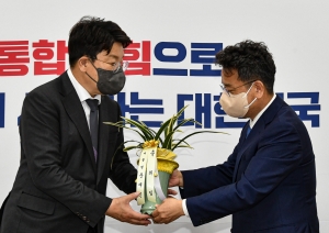 권성동, 이철희 청와대 정무수석 예방