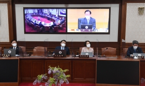 검수완박 앞둔 박범계 국무회의 참석