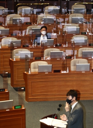 본회의장 찾은 박범계, '검수완박' 무제한 토론 경청