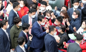 수원 주민간담회 찾은 윤석열