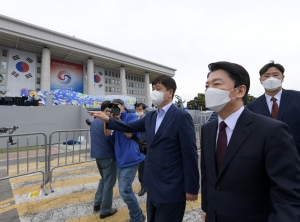 대통령 취임식 리허설 둘러보는 안철수