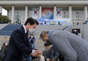 대통령 취임식 리허설 둘러보는 안철수