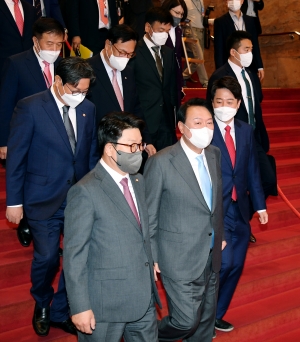 윤석열, 첫 시정연설 마치고 국회 퇴장