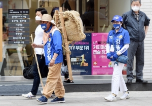 '지게꾼' 차림 이색 선거 운동