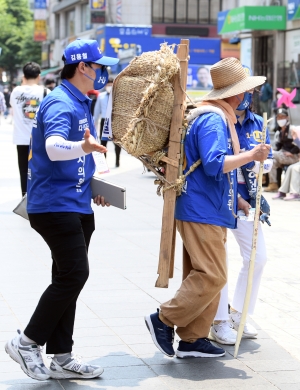 '지게꾼' 차림 이색 선거 운동