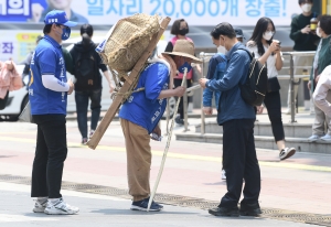 '지게꾼' 차림 이색 선거 운동