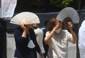 30도 육박한 무더위...더위 피하는 시민들