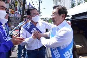 모래내시장 찾은 이재명 후보