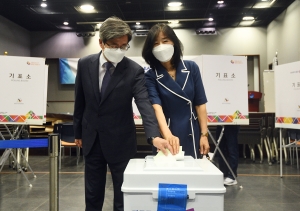 김명수 대법원장 부부 제8회 전국동시지방선거 투표