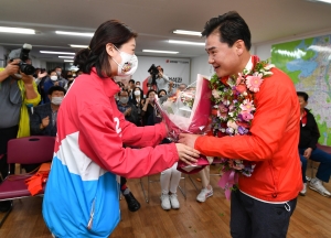 당선 확정된 뒤 기뻐하는 오언석 도봉구청장 후보