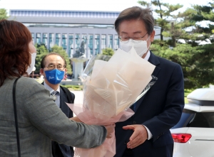 '초선' 이재명, 국회 첫 등원