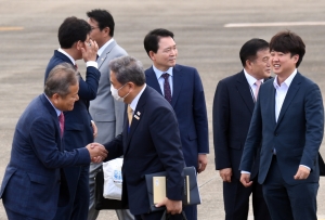 윤석열 대통령 첫 순방 후 귀국