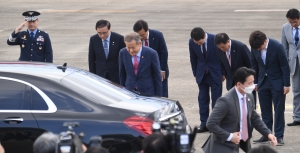 윤석열 대통령 첫 순방 후 귀국