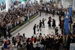 토트넘 보기 위해 공항 찾은 축구 팬들