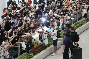 팬들에게 사인해주는 이반 페리시치