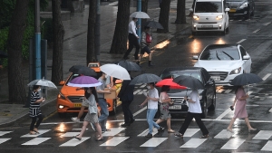 계속 이어지는 장마, 우산 챙긴 시민들