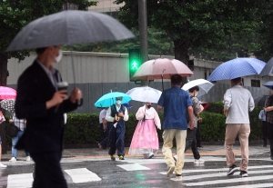 계속 이어지는 장마, 우산 챙긴 시민들