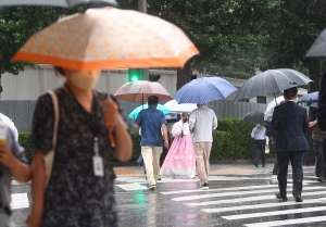 계속 이어지는 장마, 우산 챙긴 시민들