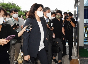 '법인카드 유용 의혹' 김혜경 경찰 출석