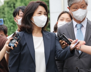 '법인카드 유용 의혹' 김혜경 경찰 출석