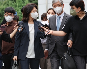 '법인카드 유용 의혹' 김혜경 경찰 출석