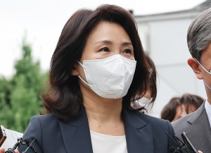 '법인카드 유용 의혹' 김혜경 경찰 출석