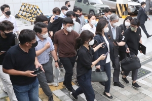 '법인카드 유용 의혹' 김혜경 경찰 출석