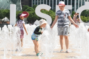 서울광장 앞 바닥분수 물놀이 무더위 스케치