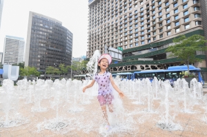 서울광장 앞 바닥분수 물놀이 무더위 스케치