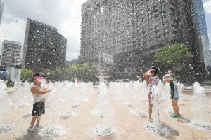 서울광장 앞 바닥분수 물놀이 무더위 스케치