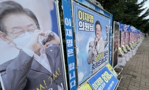 이재명 취임 첫날, 국회 앞 축하 화환 물결