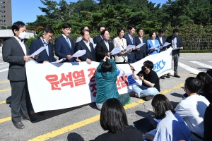 서울중앙지검장 찾아간 민주당 