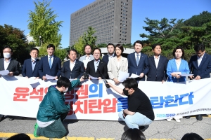 서울중앙지검장 찾아간 민주당 