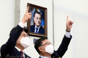 민주당 대표실에 걸린 문재인 대통령 사진