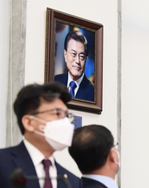 민주당 대표실에 걸린 문재인 대통령 사진
