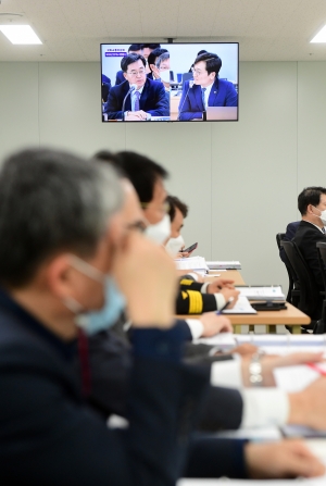 국정감사에서 답변하는 김동연 경기도지사