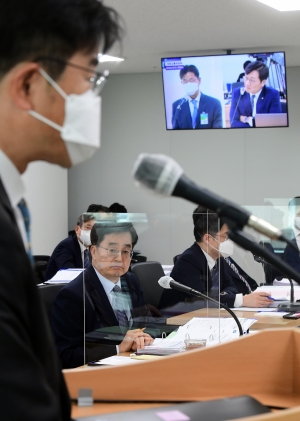 국정감사에서 답변하는 김동연 경기도지사