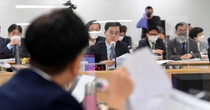 국정감사에서 답변하는 김동연 경기도지사