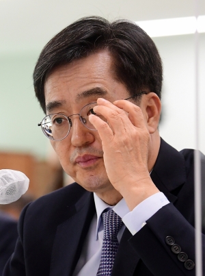 국정감사에서 답변하는 김동연 경기도지사